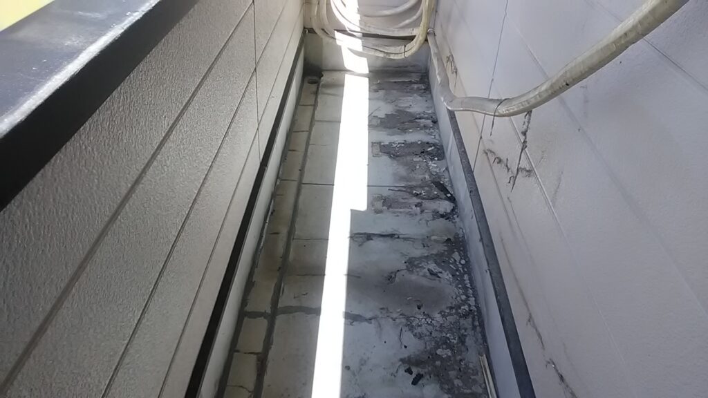 京都市北区にてベランダ防水工事・雨漏り修理〈戸建て・ベランダからの雨漏り〉 施工前
