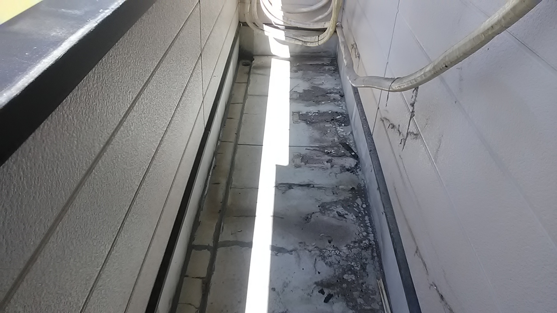 京都市北区にてベランダ防水工事・雨漏り修理〈戸建て・ベランダからの雨漏り〉 施工前