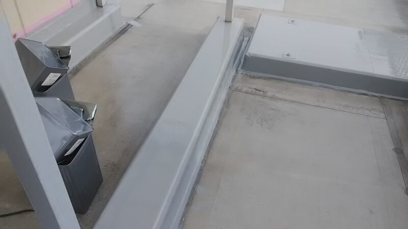 京都市山科区にてウレタン防水工事〈屋上の水たまりにお困り〉 施工前