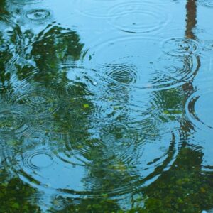 防水工事後に雨が降ったらどうなる?工事中の天候リスクと対処法