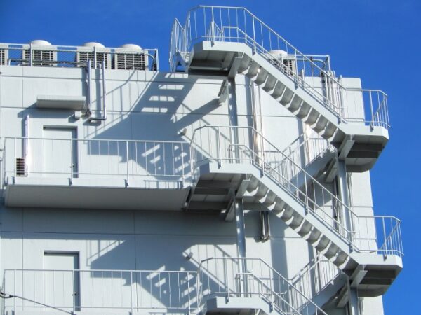 商業施設の屋上防水に使われる主な工法と選び方