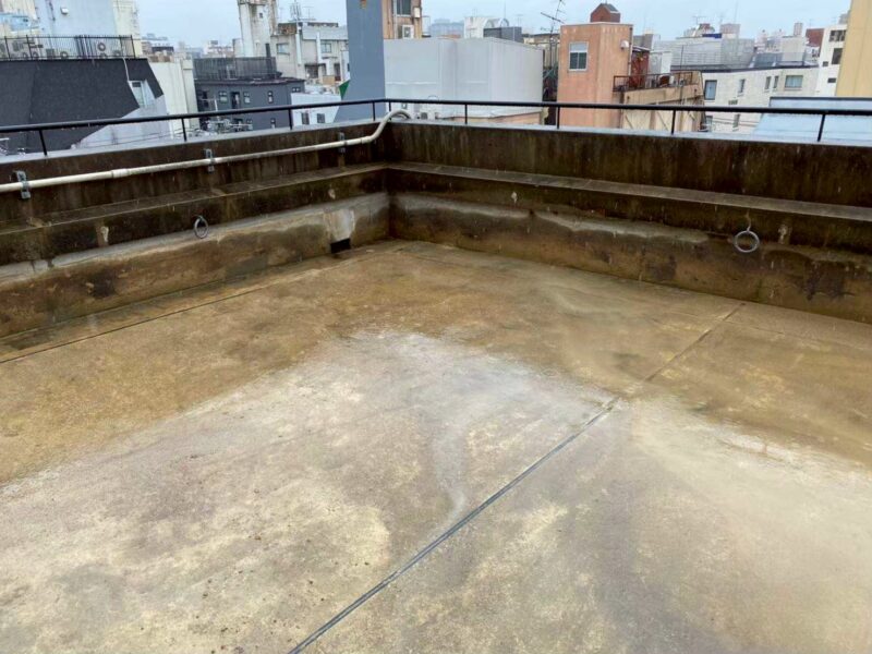 京都市山科区にて商業ビルの防水工事〈屋上からの漏水〉 施工前
