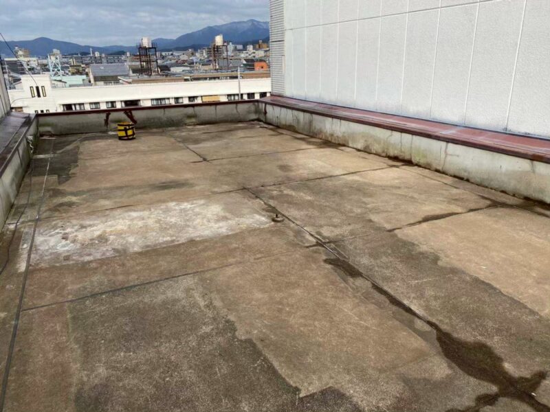 京都市南区にて雨漏り修理・防水工事〈マンション屋上のウレタン防水工事〉 施工前
