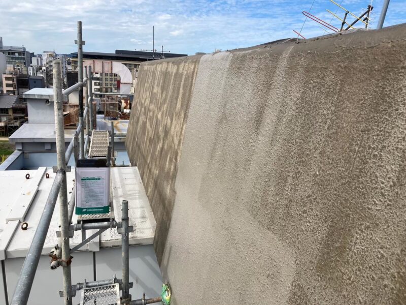 京都市伏見区にて商業ビル外壁の防水工事〈クラック補修・塗膜防水〉 施工前