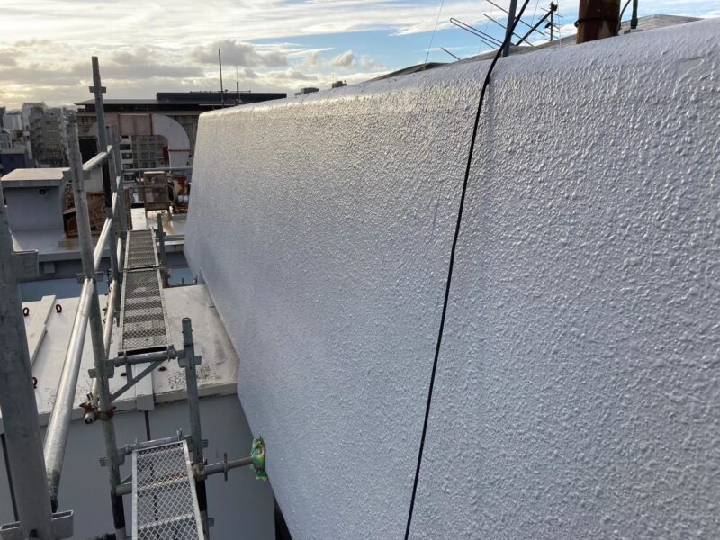京都市伏見区にて商業ビル外壁の防水工事〈クラック補修・塗膜防水〉 施工後