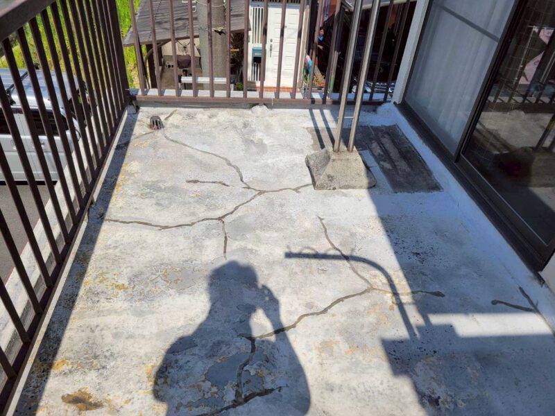 京都市伏見区にて雨漏り修理・住宅バルコニーの雨漏り防水工事〈ウレタン通気緩衝工法〉 施工前